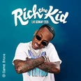 Person vor blauem Hintergrund mit verschränkten Armen, Schriftzug Rich the Kid Live Germany 2026