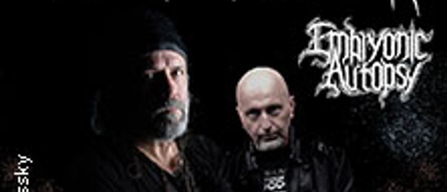 Zwei dunkel gekleidete Personen vor den Logos von Six Feet Under und Symphonic Autopsy.