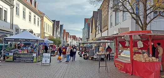 Marktstände mit Gebäck und Waren in der belebten Lemgoer Innenstadt