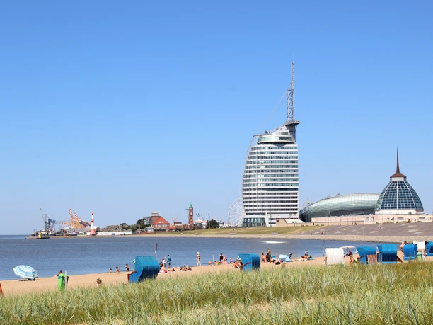 Blick über das Weser-Strandbad und die Weser auf die Skyline Bremerhavens