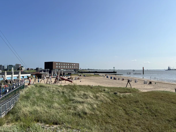 Weser-Strandbad (c) Mailin Knoke_Erlebnis Bremerhaven.JPG Blick über das Weser-Strandbad auf die Weser