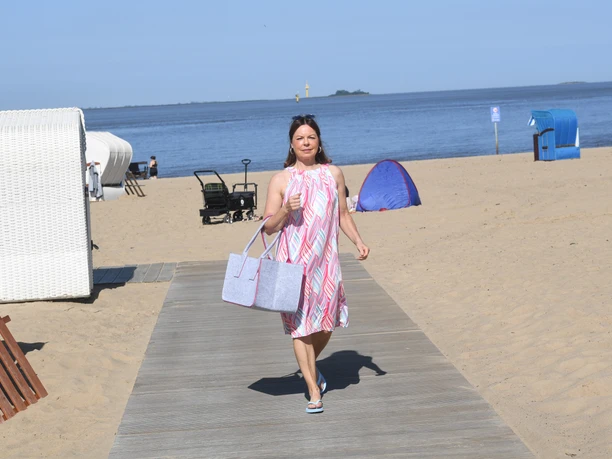 Weser-Strandbad (c) Wolfhard Scheer_Erlebnis Bremerhaven.JPG Frau im Sommerkleid im Weser-Strandbad