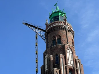 Spitze vom Simon-Loschen-Leuchtturm (c) Tanja Mehl_Erlebnis Bremerhaven_WEB.JPG Blick auf die Backsteinspitze mit grünem Dach vom Simon-Loschen-Leuchtturm