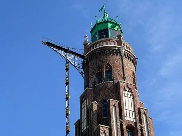 Spitze vom Simon-Loschen-Leuchtturm (c) Tanja Mehl_Erlebnis Bremerhaven_WEB.JPG Blick auf die Backsteinspitze mit grünem Dach vom Simon-Loschen-Leuchtturm