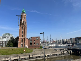 Simon-Loschen-Leuchtturm neben der Schleuse (c) Tanja Mehl_Erlebnis Bremerhaven_WEB.JPG Blick über die Schleuse auf den Simon-Loschen-Leuchtturm