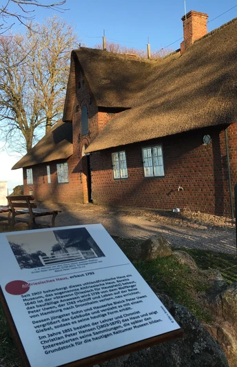 Geschichtspunkt vor dem Altfriesischen Haus