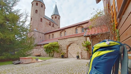 Rugzak voor de kloosterkerk van Drübeck met stenen muren en kerktorens.