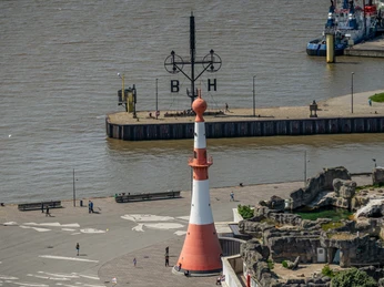 Minarett und Semaphor (c) Thomas Rebstock_Erlebnis Bremerhaven_WEB.jpg Rot-weißes Minarett auf dem Willy-Brandt-Platz und dahinter das Semaphor an der Einfahrt zur Schleuse