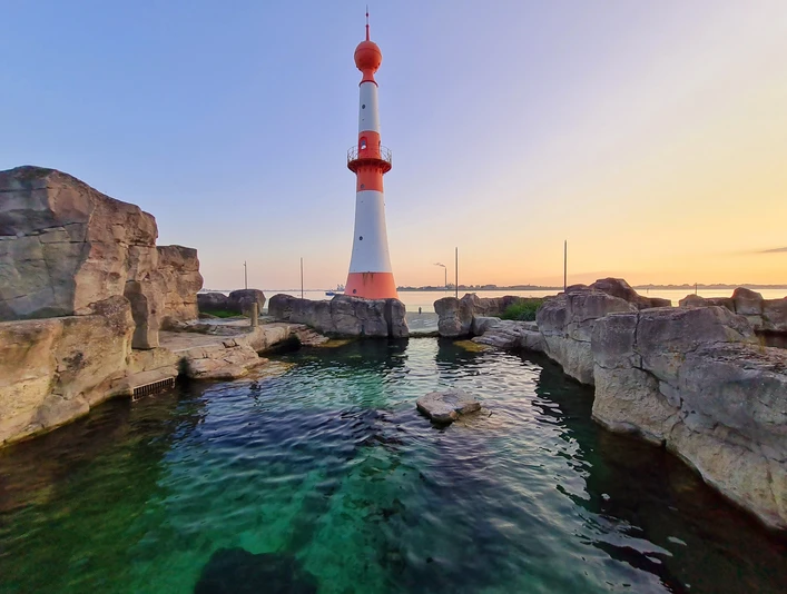 Minarett (c) Dagmar Brandenburg_Erlebnis Bremerhaven_WEB.jpg Blick über ein Wasserbecken im Zoo am Meer auf das Minarett mit der Weser dahinter