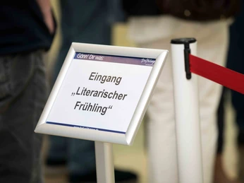Literarischer Fruehling 2025 - Hinweisschilder für eine gute Orientierung