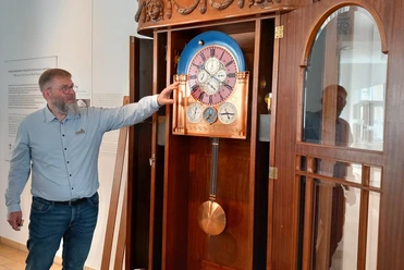 Uhrmachermeister erklärt Zifferblatt der Astronomischen Kunstuhr