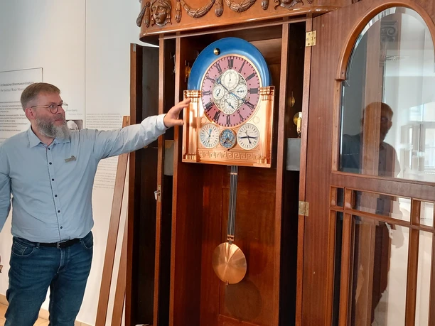 Uhrmachermeister erklärt Zifferblatt der Astronomischen Kunstuhr