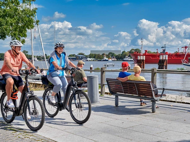 Radeln an der Schleuse Brunsbüttel