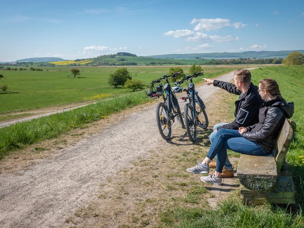 1Leinepolder Radfahrer Pause auf einer Bank