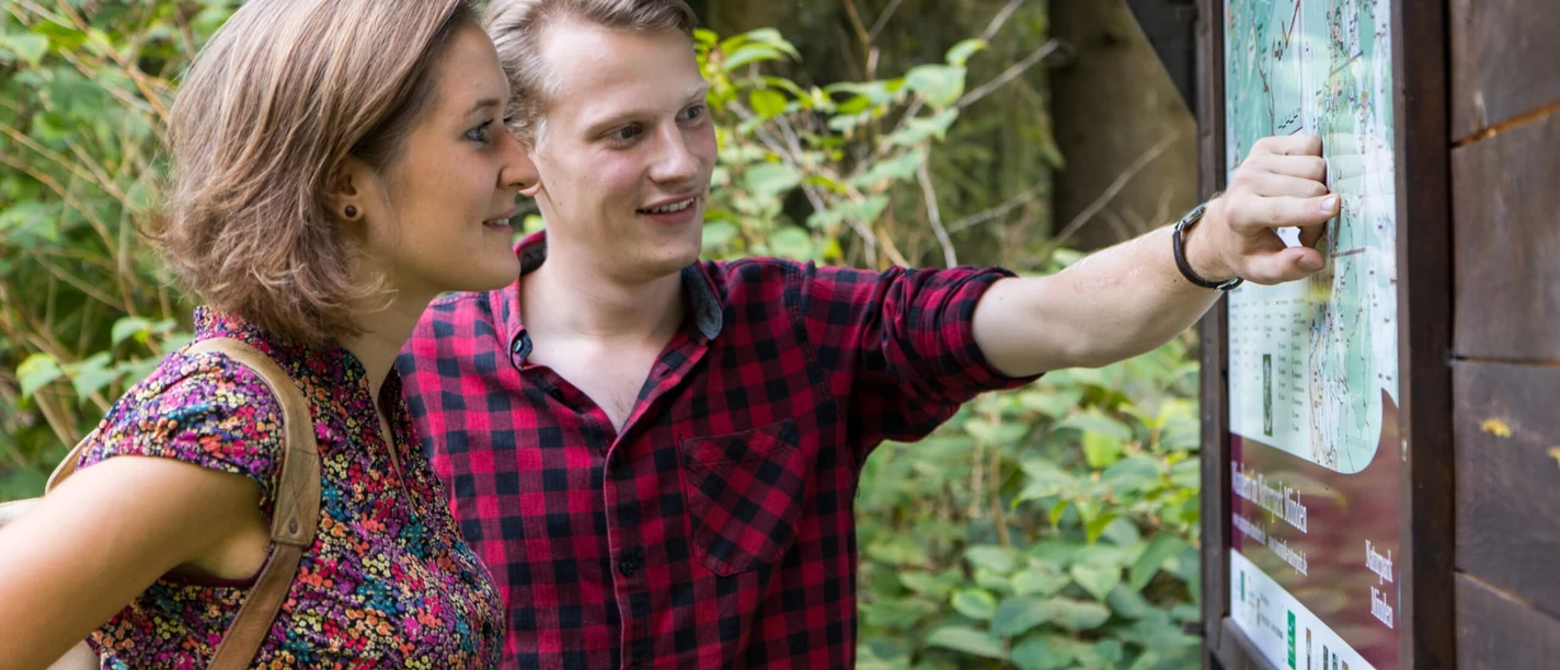 Paar beim Wandern im Naturpark Münden