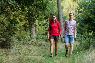 Paar beim Wandern im Naturpark Münden