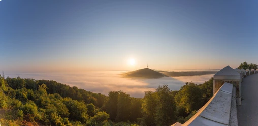 Kaiser-Wilhelm-Denkmal Ringterrasse mit Blick auf Fernsehturm bei Sonnenaufgang