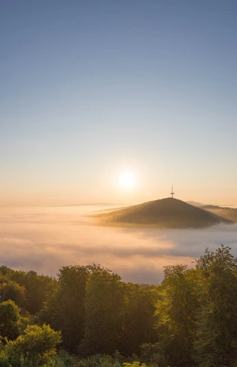 Kaiser-Wilhelm-Denkmal Ringterrasse mit Blick auf Fernsehturm bei Sonnenaufgang