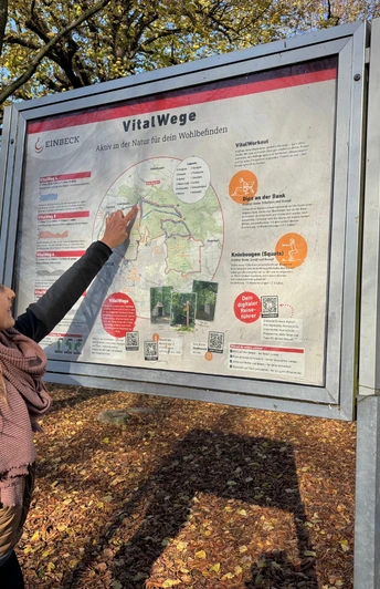 Starttatfel von den Vitalwegen auf der Hube im Herbst