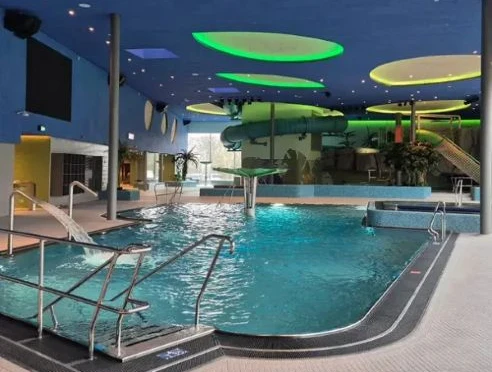 Adventure pool - Main Bad Bornheim Hallenbad Main Bad Bornheim mit Becken, Rutschen und HandläufenIndoor pool at Main Bad Bornheim with slides and handrails