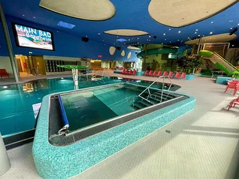 Warmsprudelbecken Main Bad Bornheim Warmwasserbecken Main Bad Bornheim mit Einstiegstreppe und GeländerWarm pool at Main Bad Bornheim with steps and handrails