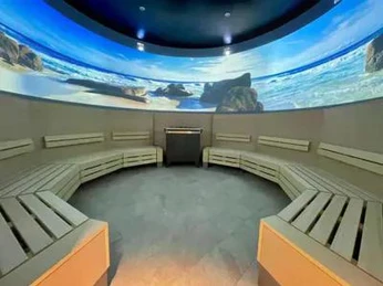 Relaxation sauna Main Bad Bornheim Sauna Main Bad Bornheim mit Sitzbänken und Panorama-BildschirmSauna room at Main Bad Bornheim with benches and panoramic screen