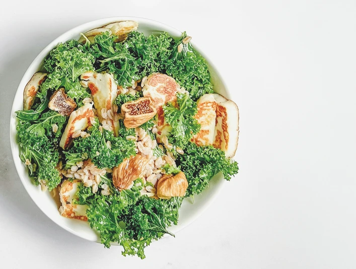 Grünkohl.jpg Ein Teller mit Grünkohlblättern, Feigen und Nüssen