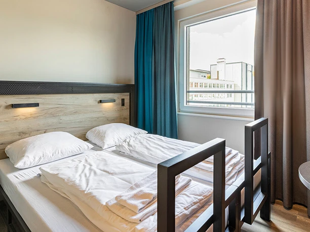 a&o Frankfurt Ostend - Hotelzimmer ein helles und modern eingerichtetes Hotelzimmer.