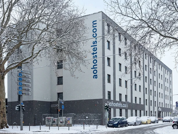 a&o Hostel Frankfurt Ostend - Exterior view Das a&o Hostel Frankfurt Ostend an einem verschneiten Wintertag.