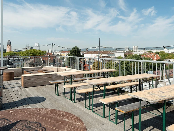 a&o Frankfurt Galluswarte - Dachterrasse Eine großzügige Dachterrasse des a&o Frankfurt Galluswarte.