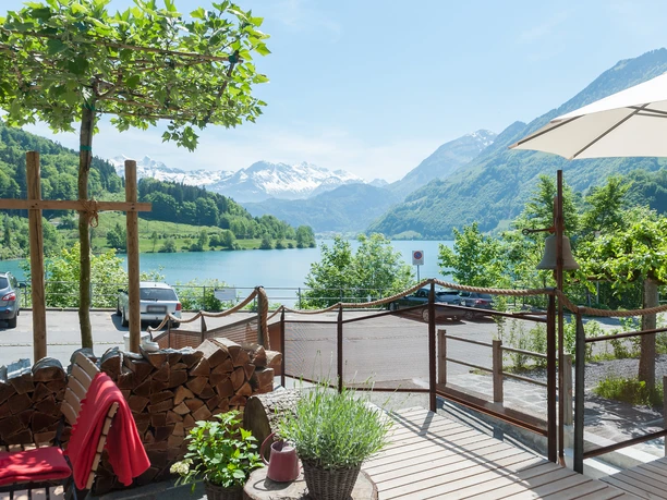 Terrasse mit Blick auf den Lungerersee, Hotel & Restaurant Kaiserstuhl