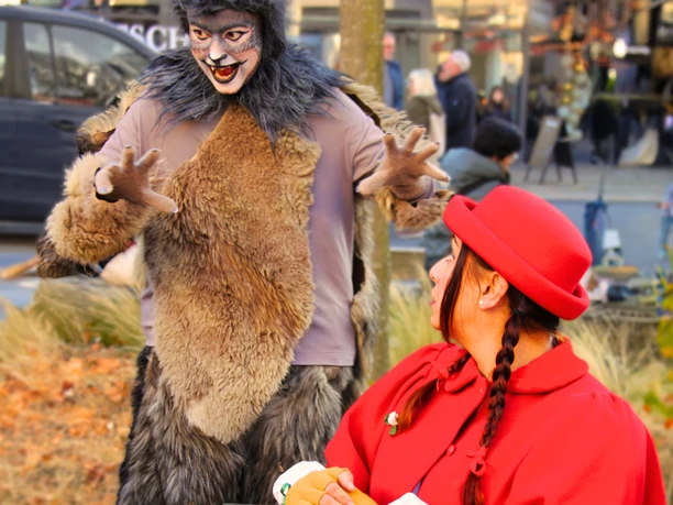 Rotkäppchen und Wolf beim Rotkäppchen-Sonntag