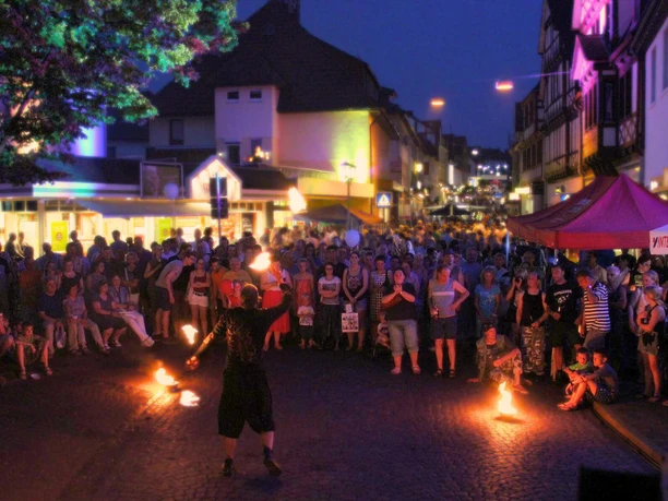 Feuershow beim Moonlightshopping in Treysa