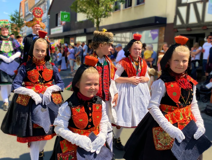 Rotkäppchen beim Umzug der Salatkirmes