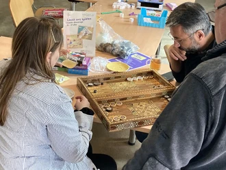 Spielende Menschen