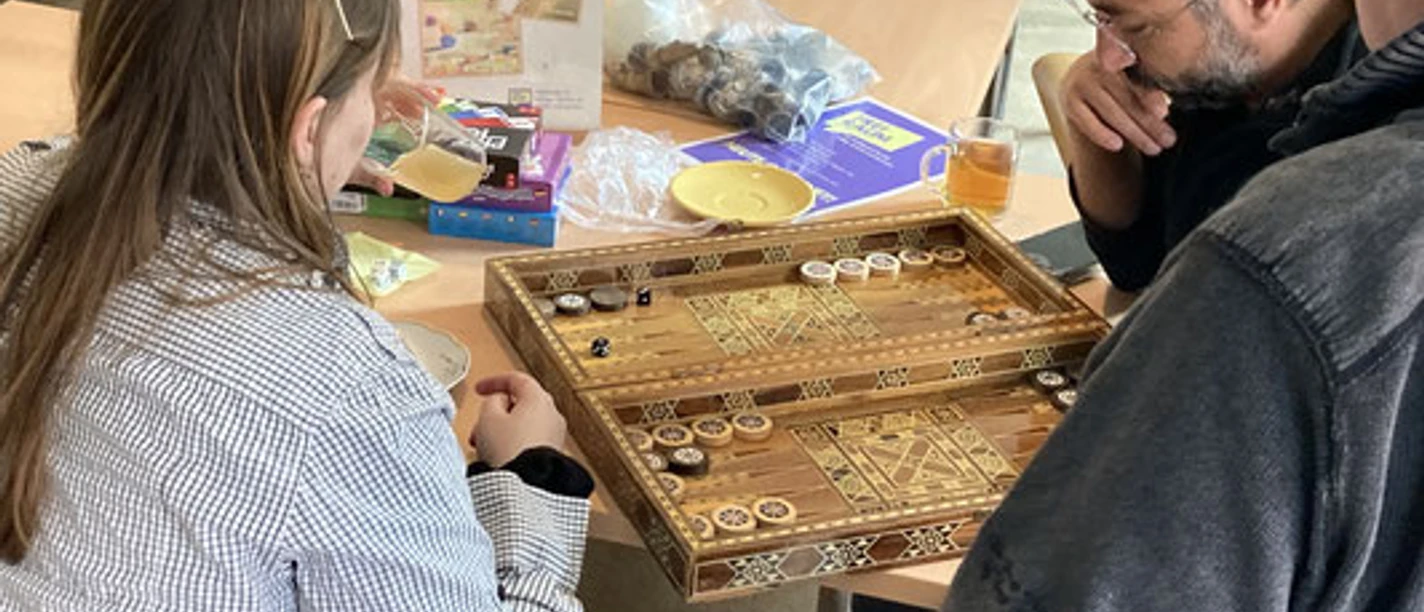 Spielende Menschen