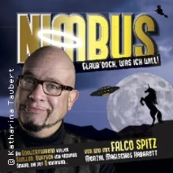 Plakat mit Mann vor Mond, gelbem Nimbus-Titel und fliegenden Objekten am Nachthimmel