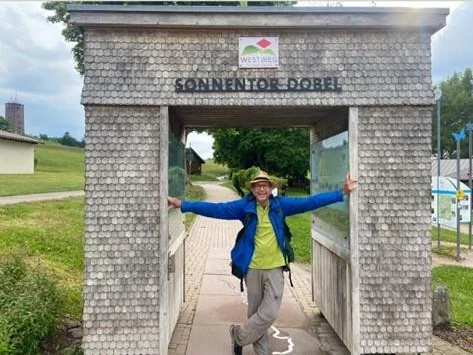 Klaus Gülker am Westweg-Portal