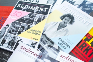 Sedimente Ansicht verschiedener Sediment Zeitschriften, die übereinander gelegt sind. Im Vordergrund eine Zeitschrift mit dem Titel "30 Years of ZADIK", daneben eine Ausgabe mit einer Fotographie einer Frau und dem Titel: "Women Artistis as Protagonists - BARBARA GROSS"