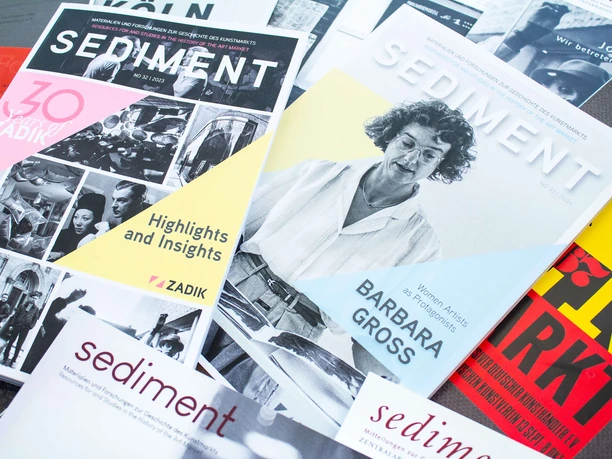 Sedimente Ansicht verschiedener Sediment Zeitschriften, die übereinander gelegt sind. Im Vordergrund eine Zeitschrift mit dem Titel "30 Years of ZADIK", daneben eine Ausgabe mit einer Fotographie einer Frau und dem Titel: "Women Artistis as Protagonists - BARBARA GROSS"
