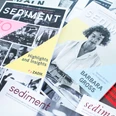Sediments Ansicht verschiedener Sediment Zeitschriften, die übereinander gelegt sind. Im Vordergrund eine Zeitschrift mit dem Titel "30 Years of ZADIK", daneben eine Ausgabe mit einer Fotographie einer Frau und dem Titel: "Women Artistis as Protagonists - BARBARA GROSS"View of various Sediment magazines placed on top of each other. In the foreground a magazine with the title "30 Years of ZADIK", next to it an issue with a photograph of a woman and the title: "Women Artistis as Protagonists - BARBARA GROSS"