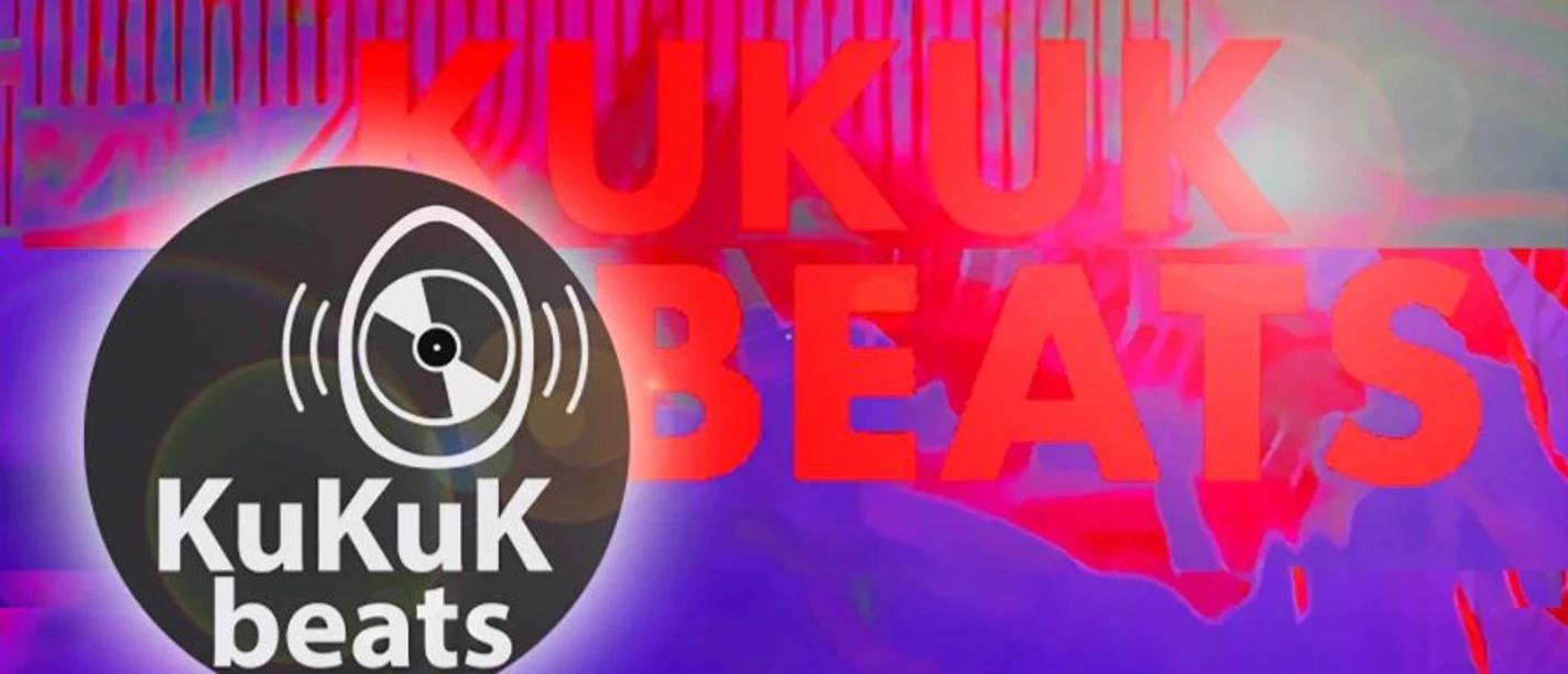 KuKuK beats Plakat mit der Aufschrift "KuKuK beats" in rotem und violettem Design.