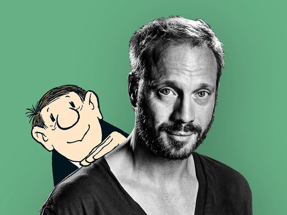 Schwarz-weiß Portrait von Johann von Buelow neben einer Loriot-Figur vor grünem Hintergrund.