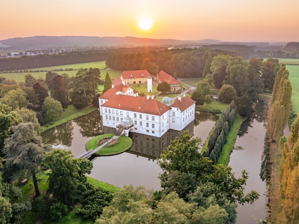Schloss Hünnefeld in Bad Essen Historische Schlossanlage Schloss Hünnefeld mit Herrenhaus, Park und altem Baumbestand in ländlicher Umgebung.