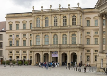 Museum Barberini Eine Gruppe steht vor dem Eingang zum Museum Barberini