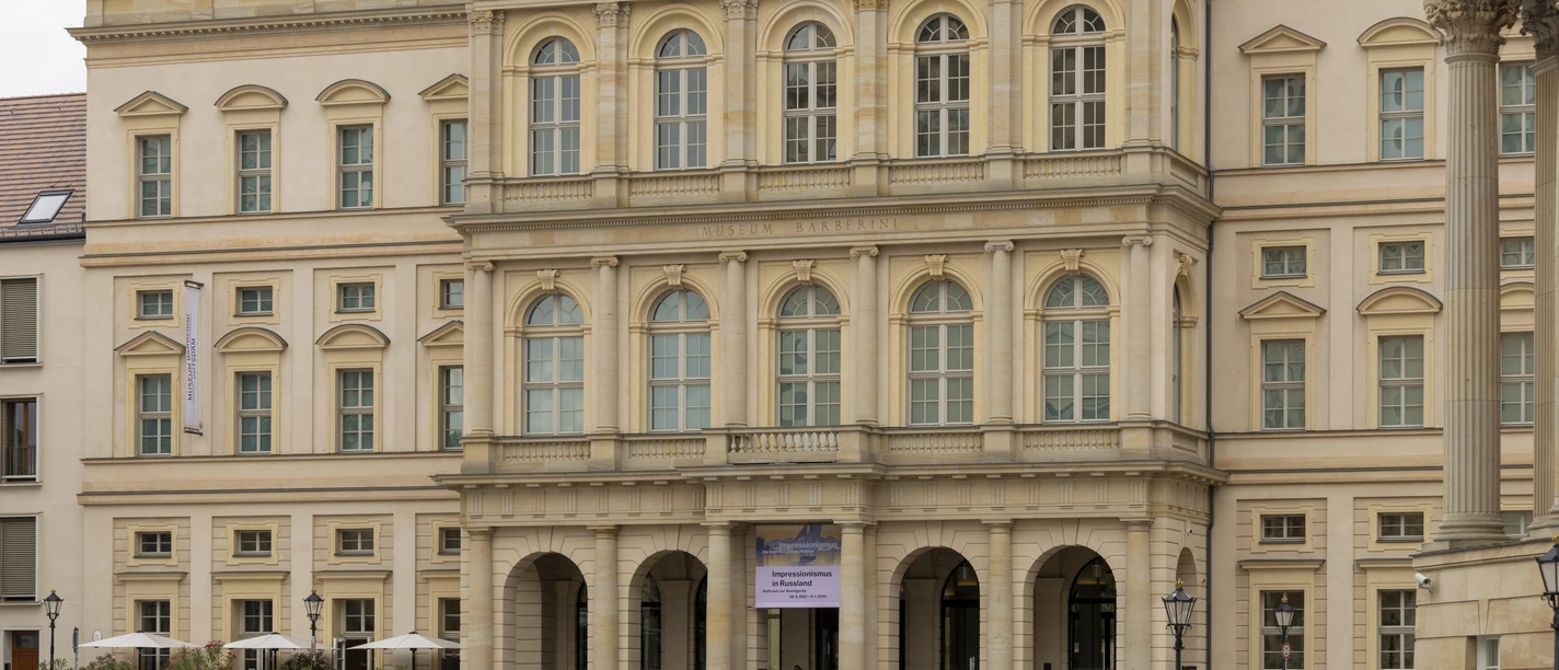 Museum Barberini Eine Gruppe steht vor dem Eingang zum Museum Barberini