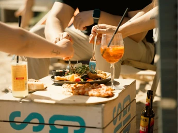 Gemeinsames Essen in entspannter Outdoor-Atmosphäre im Samoa-Seepferdche