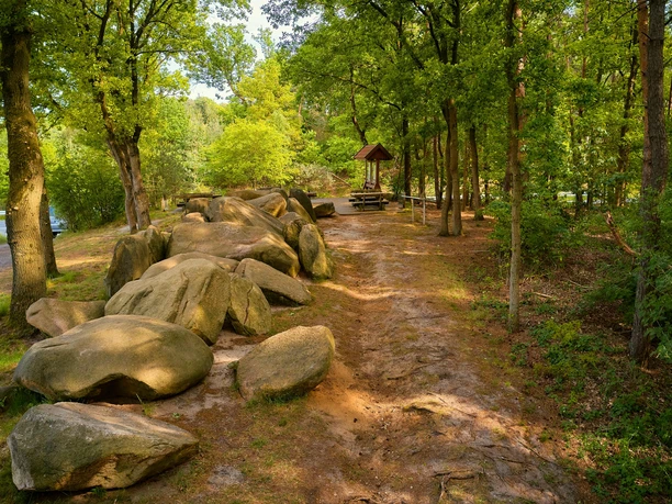 Großsteingrab Hekese De megalithische graftombe van Hekese is een neolithische begraafplaats van ongeveer 100 meter lang met twee kamers en een verbindingsgang en is een van de belangrijkste megalithische graftombes in het Natuur- en Geopark.