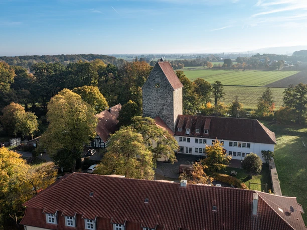 Burg Wittlage aus der Vogelperspektive Historische Burganlage Burg Wittlage mit markantem Baukörper, umgeben von Grünflächen und gewachsener Kulturlandschaft.