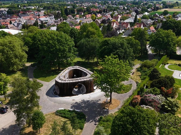 Bad Essen Sole Arena De Sole Arena Bad Essen met graduatietoren, zitjes en vrij uitzicht op de zilte luchtzone voor ontspanning.